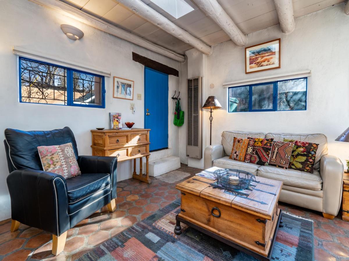 Casita Don Manuel, 1 Bedroom, Sleeps 2, Private Yard, Grill, Kiva Fireplace Santa Fe