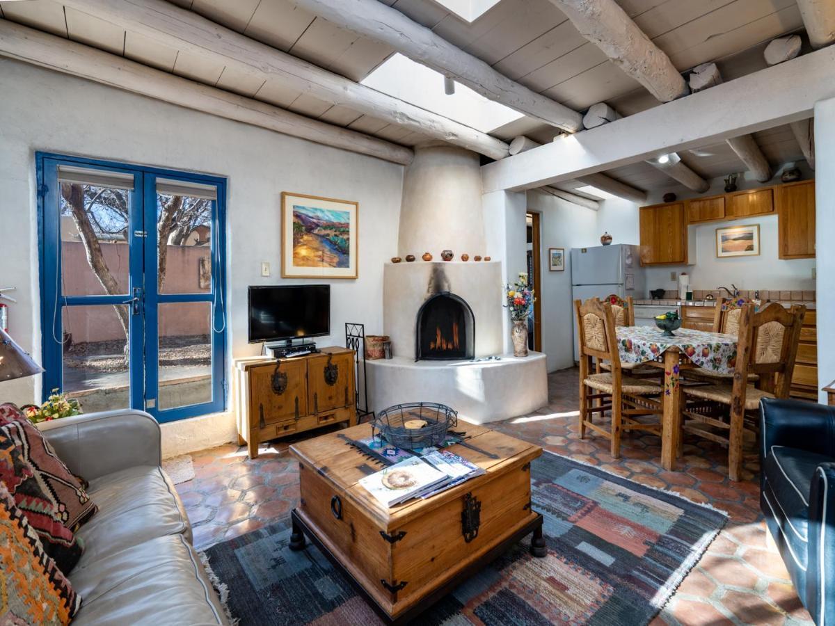 Casita Don Manuel, 1 Bedroom, Sleeps 2, Private Yard, Grill, Kiva Fireplace Santa Fe