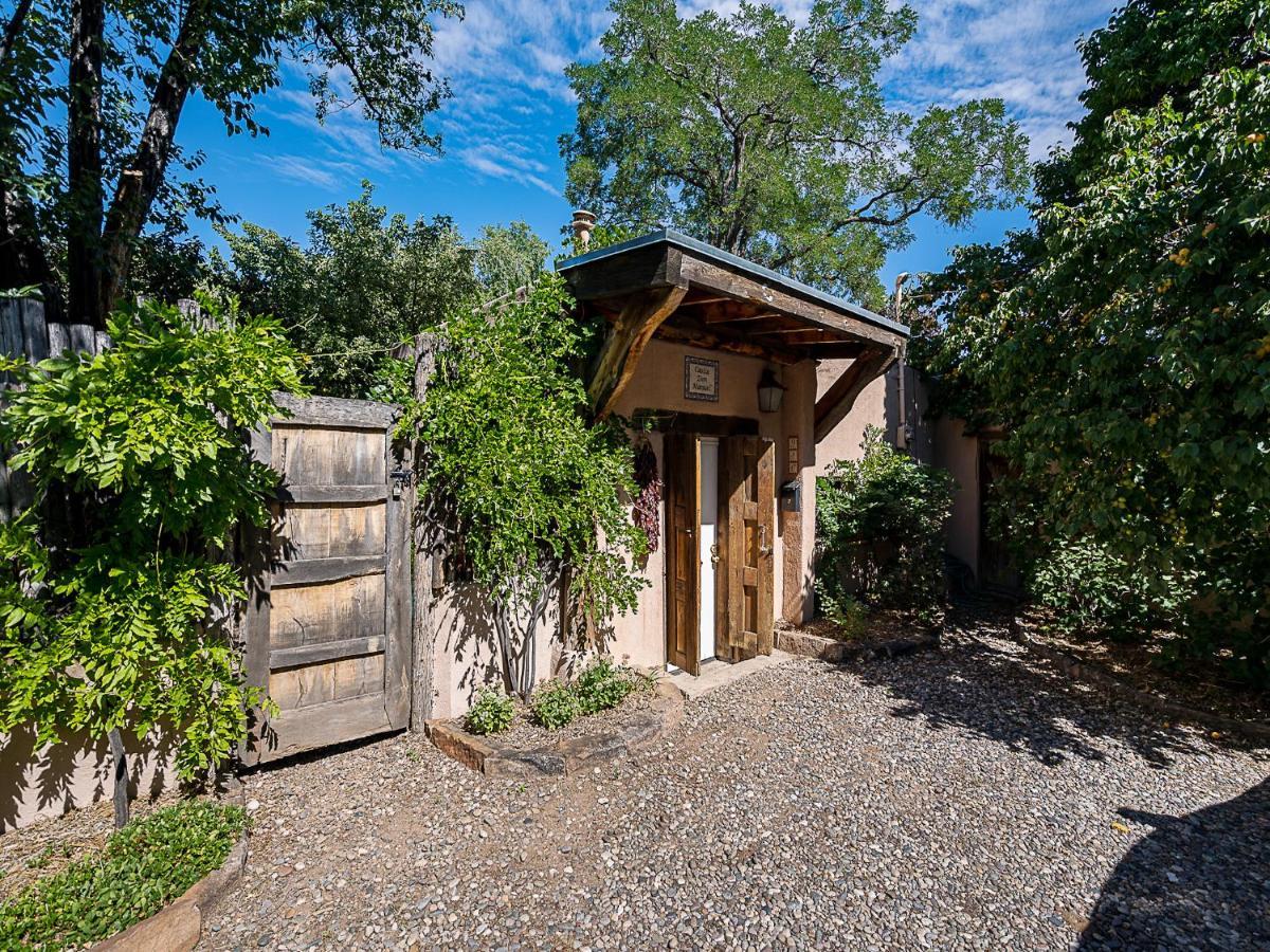 Casita Don Manuel, 1 Bedroom, Sleeps 2, Private Yard, Grill, Kiva Fireplace * Santa Fe