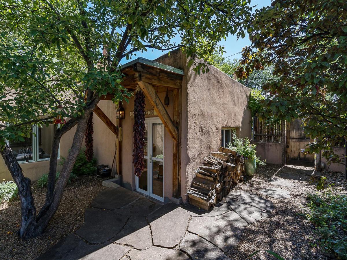 Casita Don Manuel, 1 Bedroom, Sleeps 2, Private Yard, Grill, Kiva Fireplace * Santa Fe